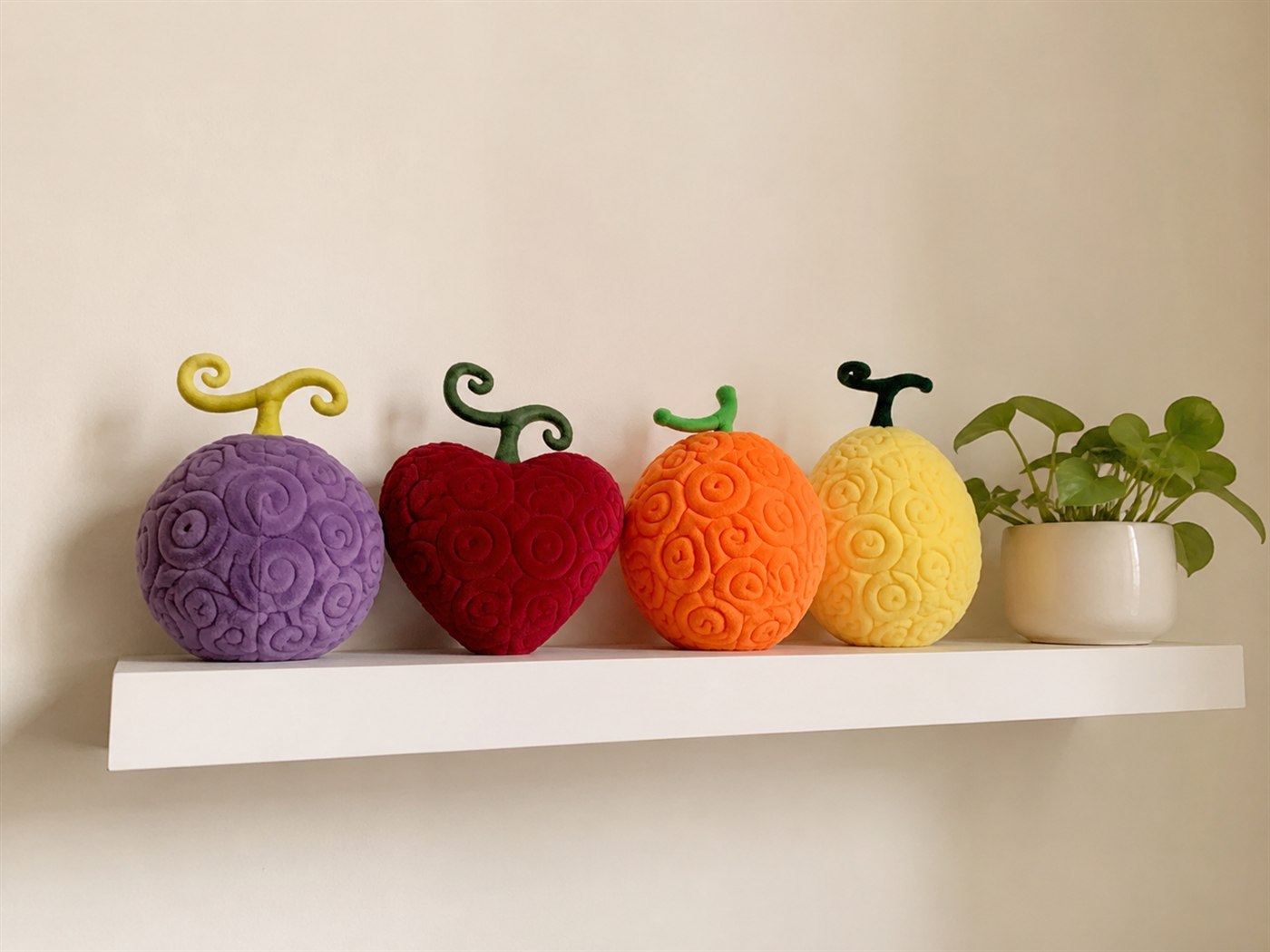Peluches Fruta del Diablo en una estantería